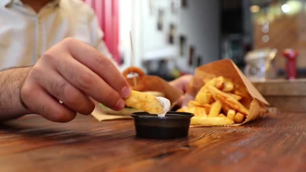 Handdoppad pommes frites sås — Stockvideo