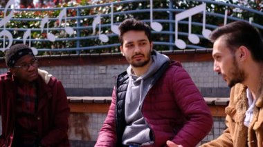 Siyah ve beyaz genç adam konuşuyor.