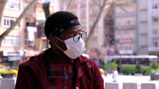 Černá maska mladý muž mluví — Stock video