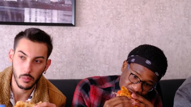 Μαύρο και άσπρο φίλο τρώνε Doner — Αρχείο Βίντεο