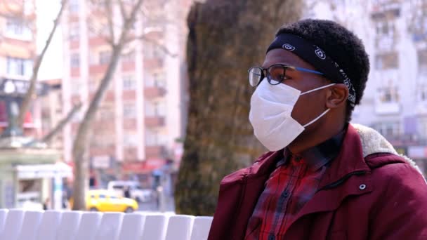 Schwarzer junger Mann nimmt seine Maske ab — Stockvideo