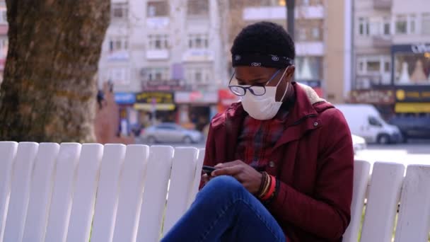 Zwart jong man masker telefoon — Stockvideo