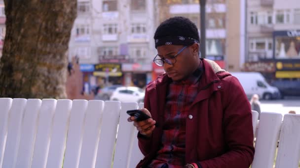 Μαύρο τηλέφωνο νεαρός άνδρας — Αρχείο Βίντεο
