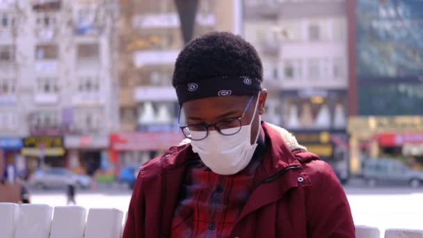 Černý mladý muž maska telefon — Stock video