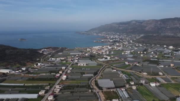 Flygfoto jordbruk växthus havet stad — Stockvideo