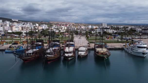 マリーナに停泊する空中遊覧船 — ストック動画