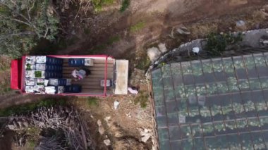 Sera işçileri ürünleri kamyona yüklüyor