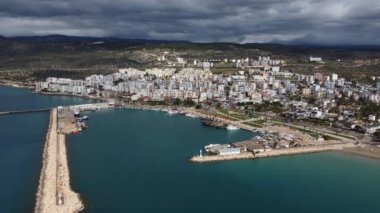 Antalya şehir sahilinde liman