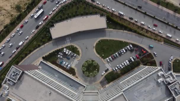 Voertuigen geparkeerd ziekenhuis — Stockvideo