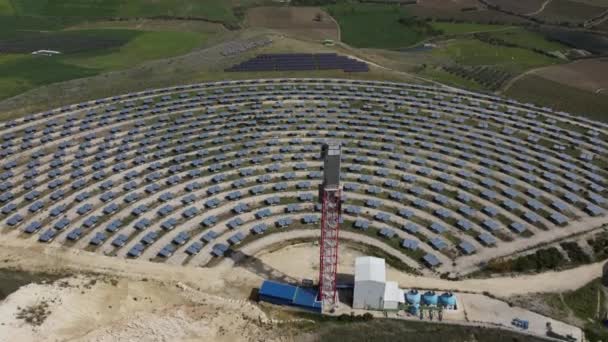 Zicht vanuit de lucht op de installatie van zonnepanelen — Stockvideo