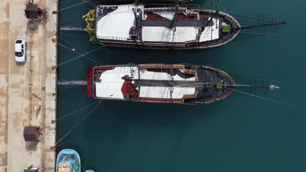 Marinaya demirlemiş hava manzaralı tekneler. — Stok video