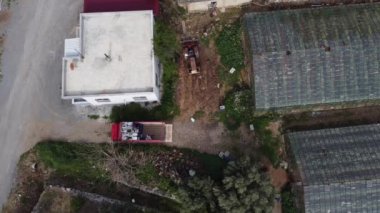 Hava aracı çiftçi kamyonu yaklaşıyor.