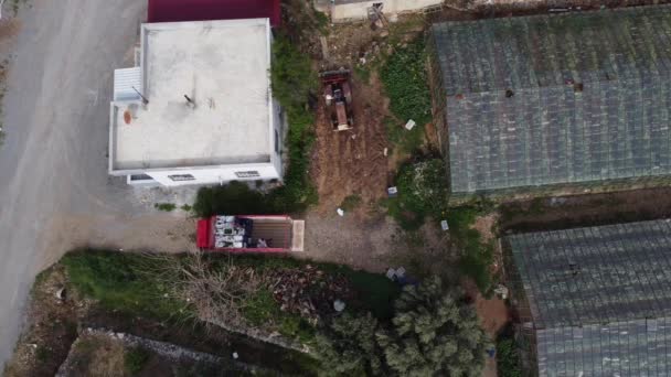 Ciężarówka z dronami powietrznymi zbliża się do szklarni — Wideo stockowe