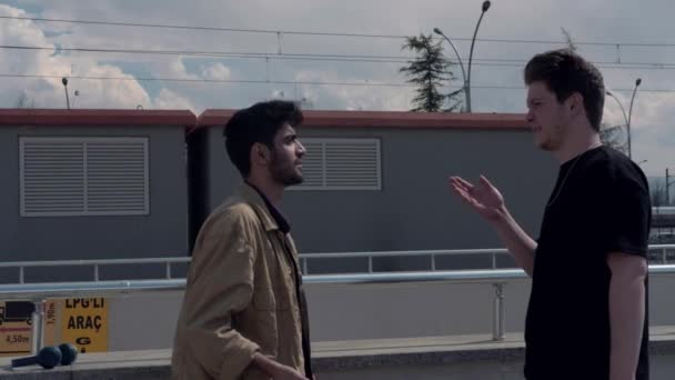 İki adam tartışıyor — Stok video