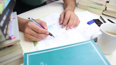 Eğitim ödevi yazan öğrenci