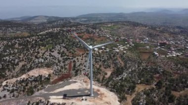 Köyde rüzgar yeşil enerjisi