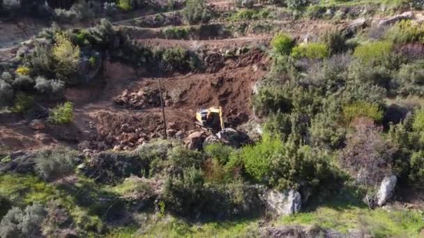 Escavadora de esteiras rolantes trabalhando terreno inclinado — Vídeo de Stock