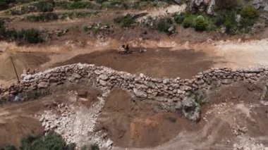 Sürüngen kovası eziciyle çalışıyor.