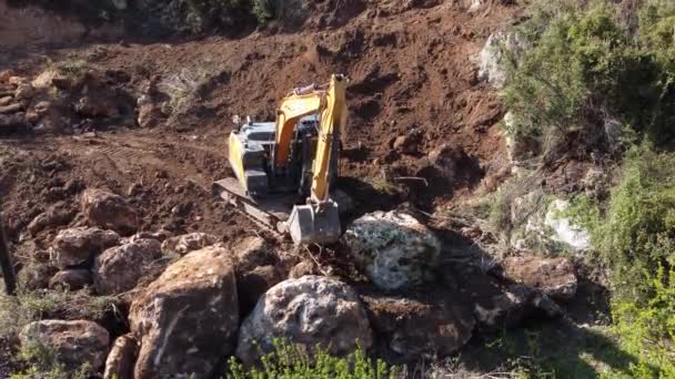 Crawler bucket rolls boulder — Stock Video