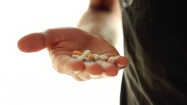 Adamın elinde uyuşturucu var.