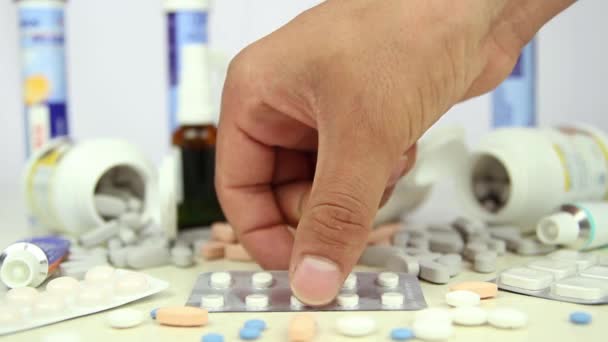 Mladý muž pacient polyká pilulku — Stock video