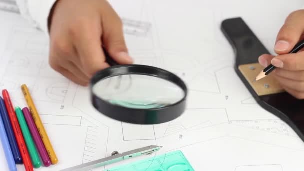 Proyecto de verificación de arquitectos con lupa — Vídeo de stock
