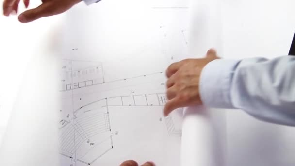 Arquiteto mans mãos verificando projeto — Vídeo de Stock