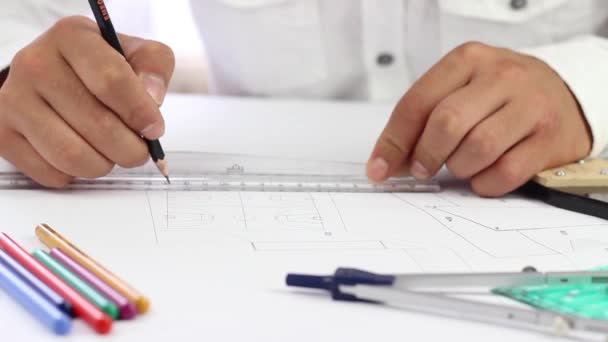 Αρχιτέκτονας χέρια σχέδιο γραμμές χρησιμοποιώντας χάρακα και μολύβι στο χαρτί — Αρχείο Βίντεο