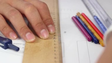 Projede çalışan mimar çizimi