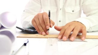 Cetvelle çalışan mimar çizimi