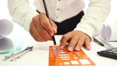 Projede çalışan mimar çizimi