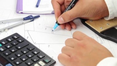 Mimari plan üzerine çizim yapıyor