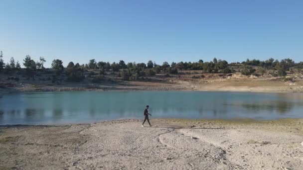 Seca lagoa homem caminhando paisagem — Vídeo de Stock