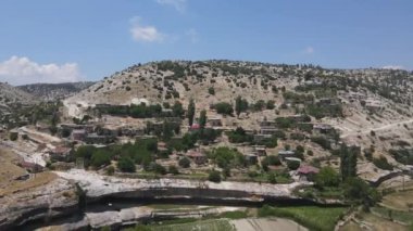 Köy taştan evleri yamaçtaki insansız hava aracı