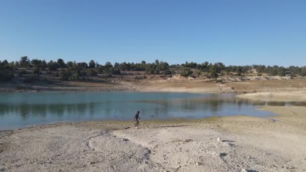 Aba de pedra seca atividade homem superfície da água — Vídeo de Stock