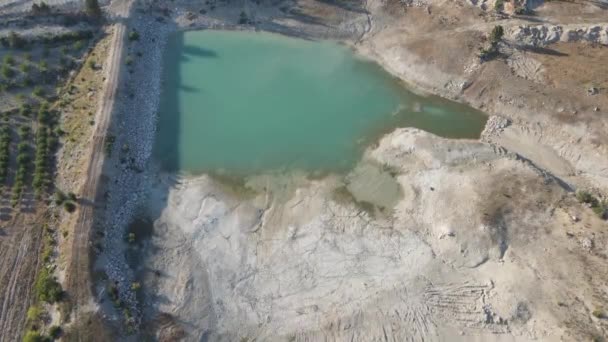 Zicht op droogte in de vijver vanuit de lucht — Stockvideo