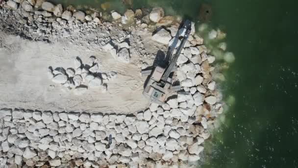 Máquina de orugas vista aérea trabajo de colocación de piedra — Vídeo de stock