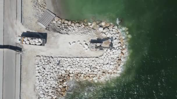 Αεροφωτογραφία πέτρινη διαμορφωμένη ακτή — Αρχείο Βίντεο
