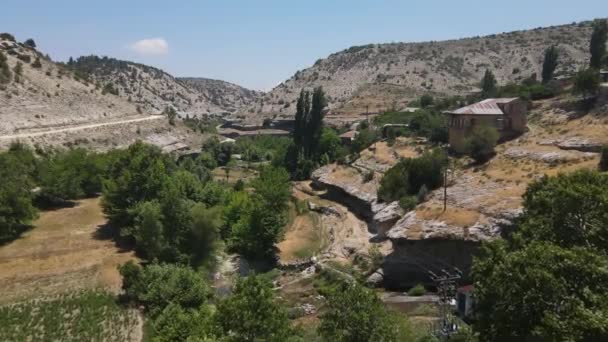 Bâtiment en pierre ruisseau vallée drone vue — Video