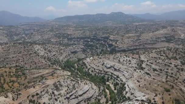 Meandering green valley plateau aerial — Stock video