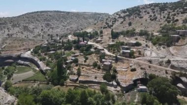 Köyün yamaçları yeşilliklerle kaplı.