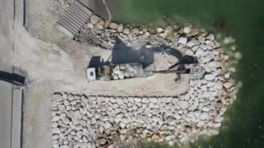 Ses kamyonu boşaltılıyor.