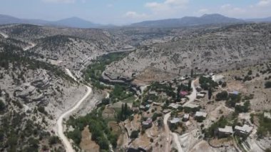 Dolaşan taştan vadi evleri.