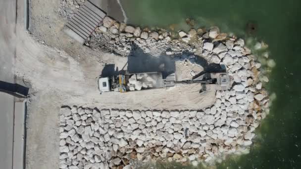 Φορτηγό τόνων που αδειάζει drone — Αρχείο Βίντεο
