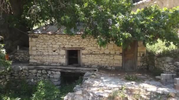 Mulino ad acqua pietra costruzione vecchio albero piano — Video Stock