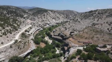 Ağaçlarla kaplı dere drone manzaralı vadi