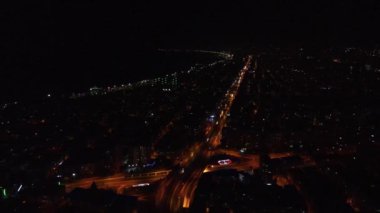 Gece uçuşan trafik manzaralı İHA