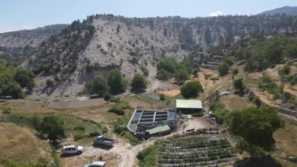 Valle pendiente piscifactoría aérea — Vídeos de Stock