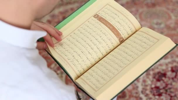 Leyendo el Corán en la Mezquita — Vídeo de stock