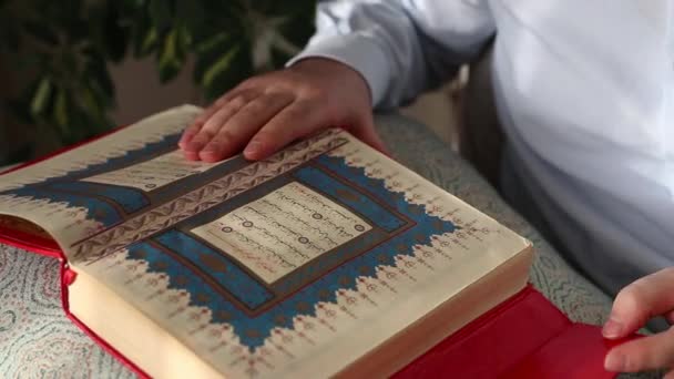 Leyendo el Corán en la Mezquita — Vídeo de stock